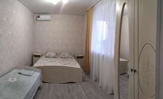 Гостевой дом Гостевой дом  Пицунда Стандартный трехместный номер с видом на море-1